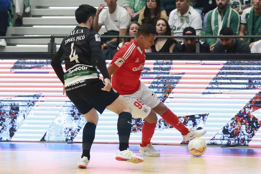 Jacaré perante a pressão de Tomás Paçó
