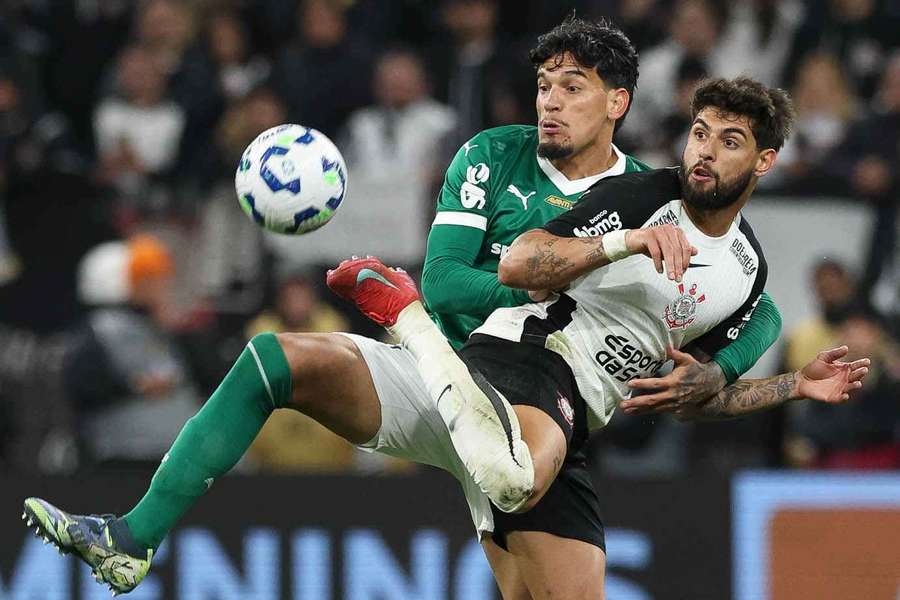 Gómez e Yuri disputando bola na partida de ida