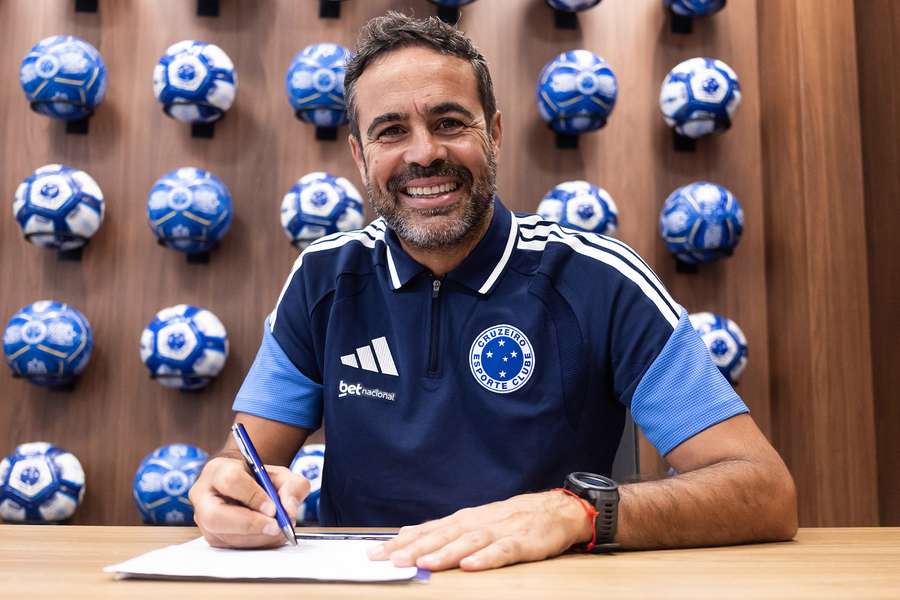 Artur Jorge assina renovação com o Cruzeiro Artur Jorge assina renovação com o Cruzeiro