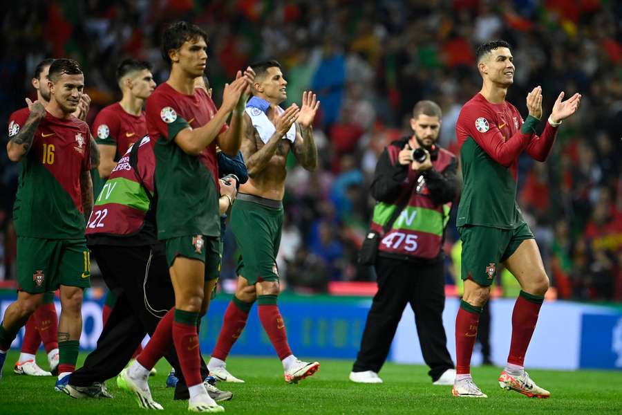 Jogadores de Portugal celebram vaga na Euro