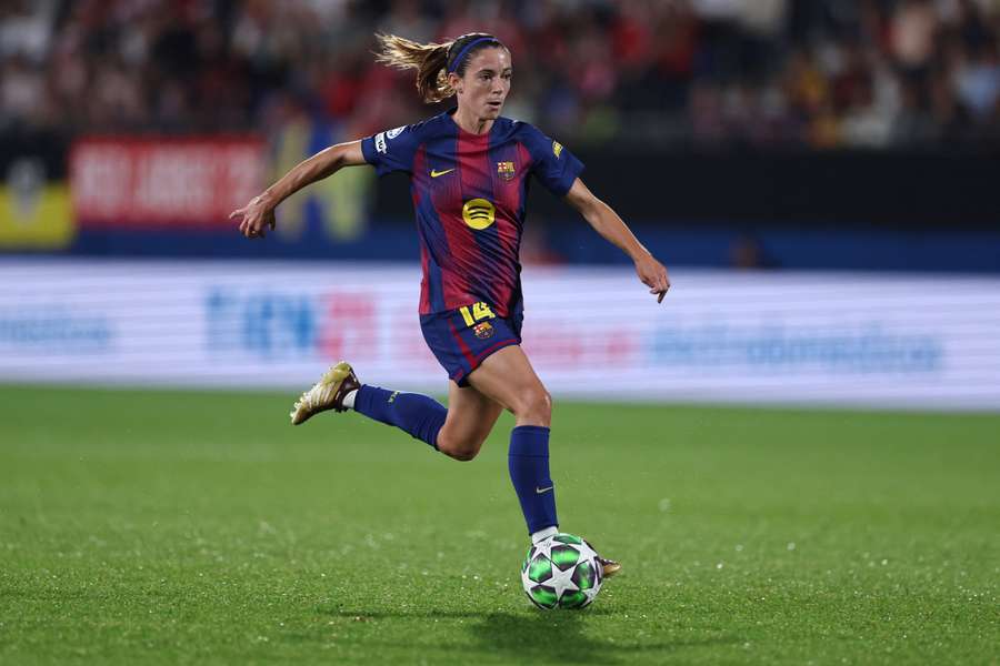 Aitana conduce el balón