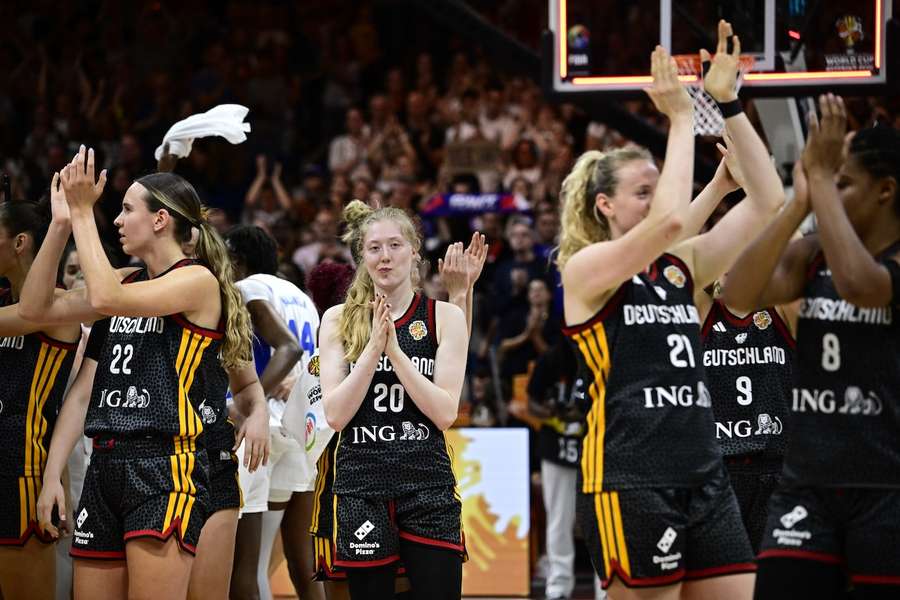 Die deutsche Basketball-Nationalmannschaft nach der Niederlage im WM-Halbfinale gegen Frankreich Die deutsche Basketball-Nationalmannschaft nach der Niederlage im WM-Halbfinale gegen Frankreich