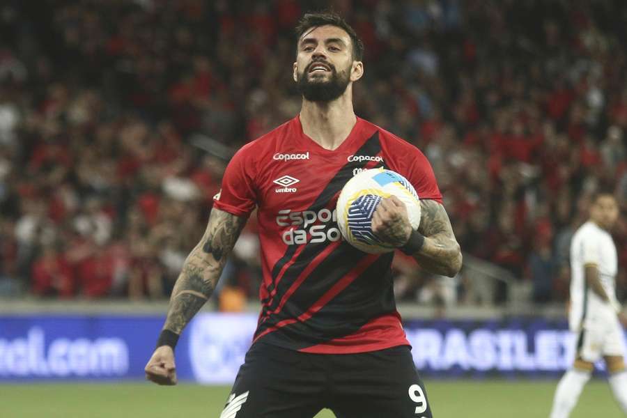 Mastriani botou a bola debaixo do braço em Curitiba