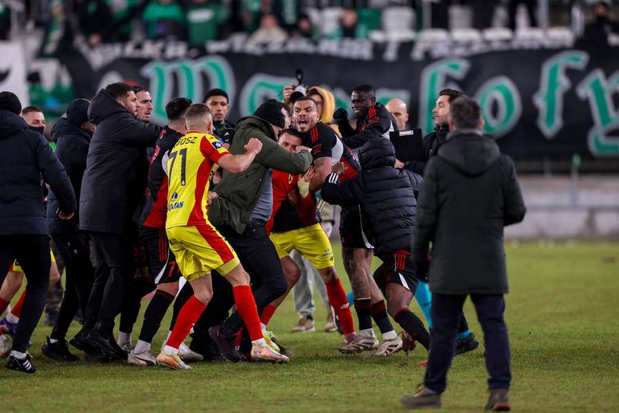 Chaos w Radomiu po przegranych derbach, trener Korony potępia incydenty 