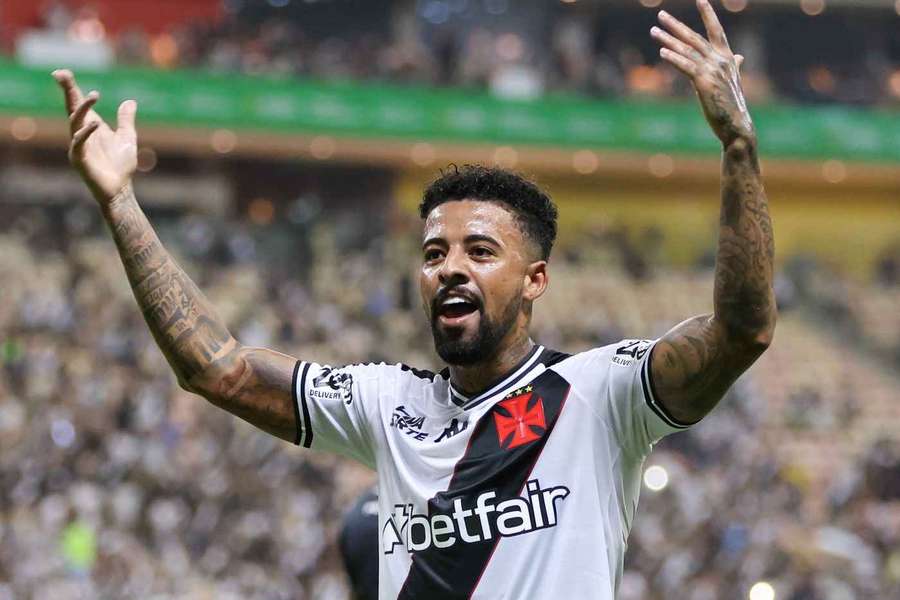 Paulinho Paula comemora o primeiro gol do jogo em Manaus
