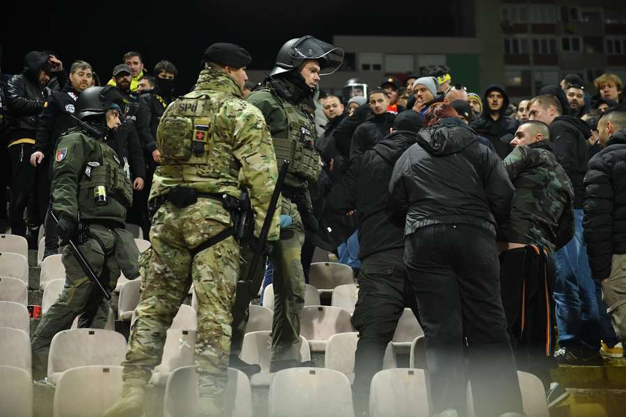 Forças especiais evacuam adeptos romenos das bancadas Forças especiais evacuam adeptos romenos das bancadas
