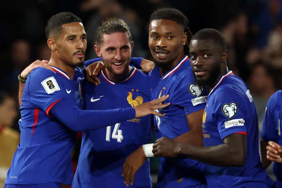 Rabiot esulta con i compagni dopo il gol