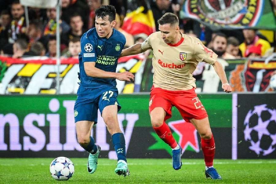 Przemyslaw Frankowski et Chucky Lozano au coude à coude