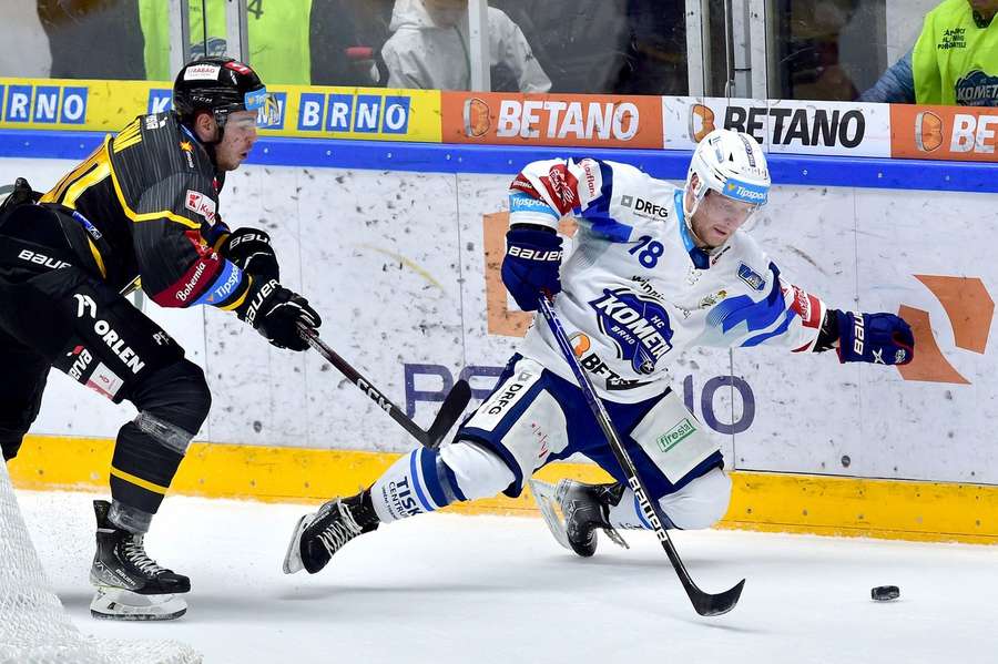 Litvínovský Denis Zeman atakuje Adam Zbořil z Komety v zápase 8. kola extraligy.