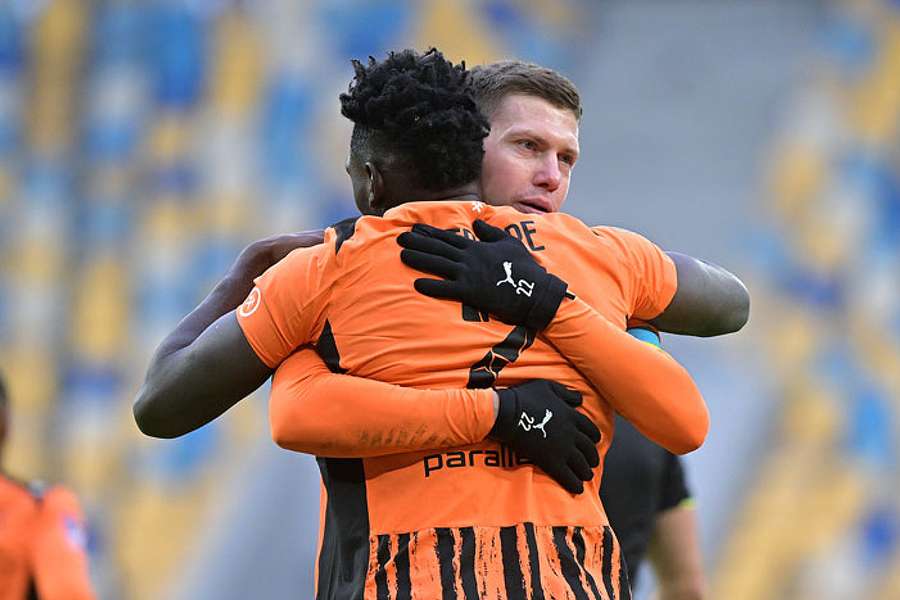 Lassina Traoré célébrant son triplé face au Karpaty Lviv avec son capitaine Mykola Matviyenko