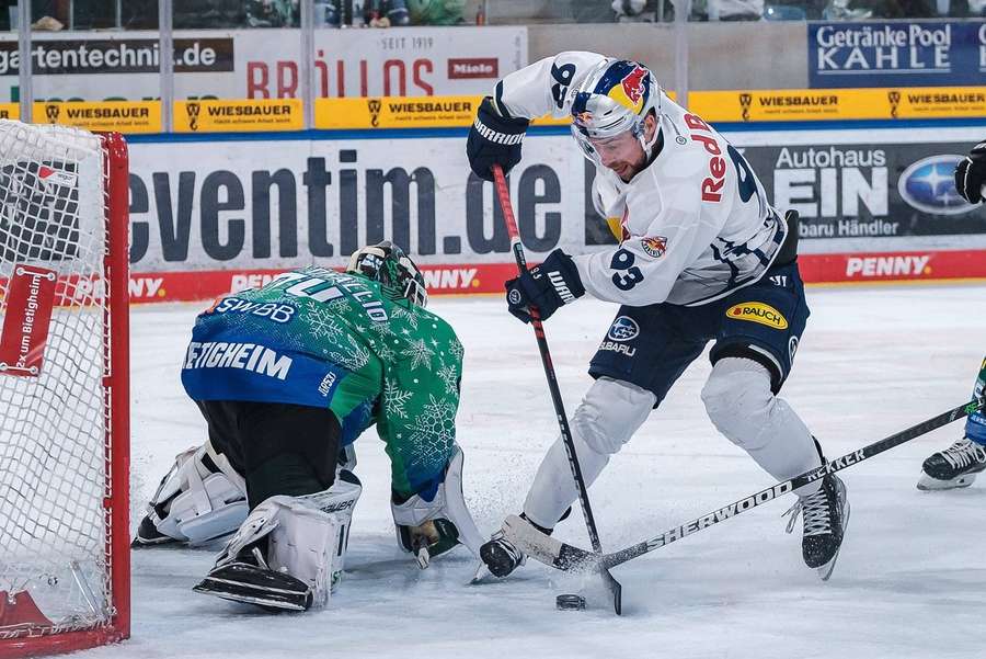 Maximilian Kastner vom EHC München im Duell mit Sami Aittokallio von den Bietigheim Steelers.