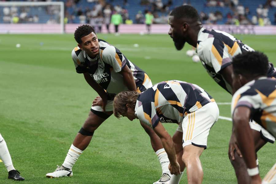 Los jugadores del Real Madrid durante el calentamiento de un partido