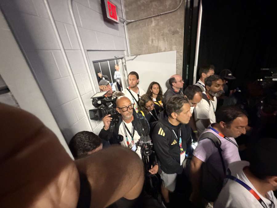 Tornou-se impossível acessar à sala de imprensa e jornalistas e cinegrafistas se amontoaram nos corredores e na porta de entrada Tornou-se impossível acessar à sala de imprensa e jornalistas e cinegrafistas se amontoaram nos corredores e na porta de entrada