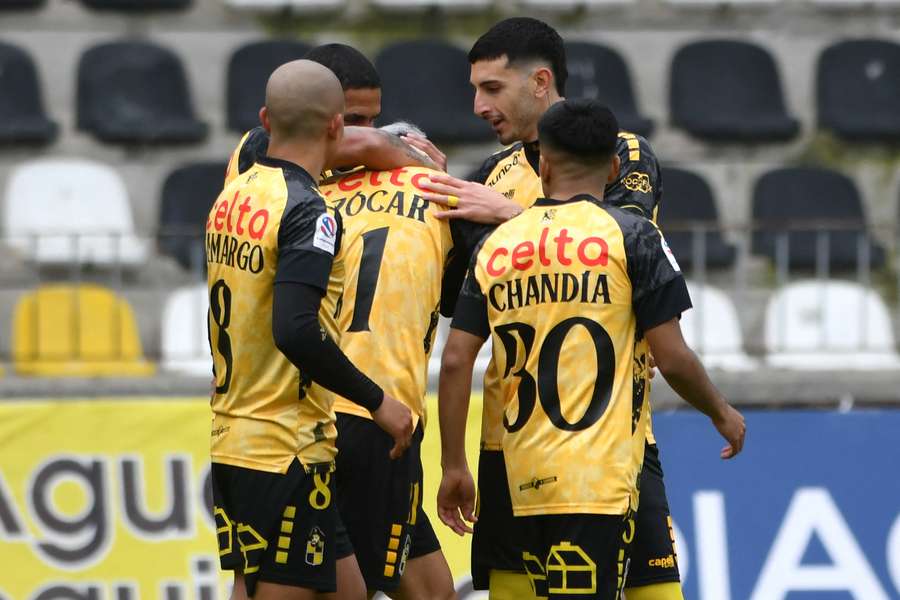 Jugadores de Coquimbo Unido celebran un gol.