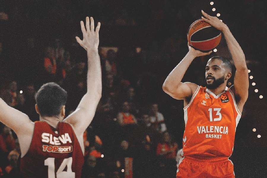 Thompson, lanzando a canasta