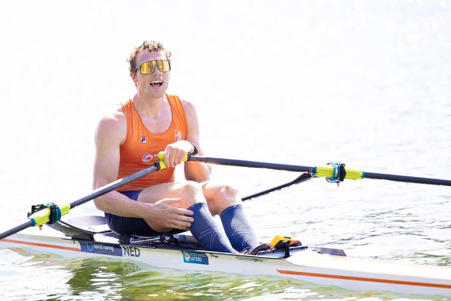 Simon van Dorp in actie tijdens de kwartfinales skiff op de vierde dag van de wereldkampioenschappen roeien in de Servische hoofdstad Belgrado