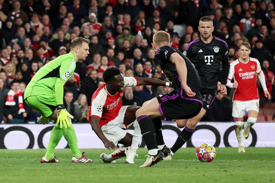 Arsenals Bukayo Saka kreeg geen penalty na een incident met Bayern-keeper Manuel Neuer