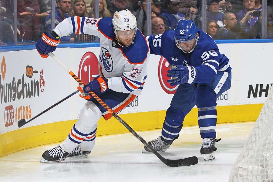 Leon Draisaitl (links, #29) konnte mit seinem Treffer gegen die Maple Leafs die Niederlage der Oilers nicht verhindern. 