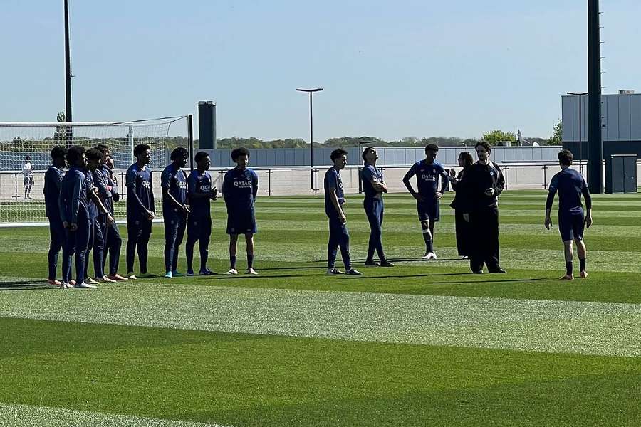 Los jugadores, escuchando a su entrenador Los jugadores, escuchando a su entrenador