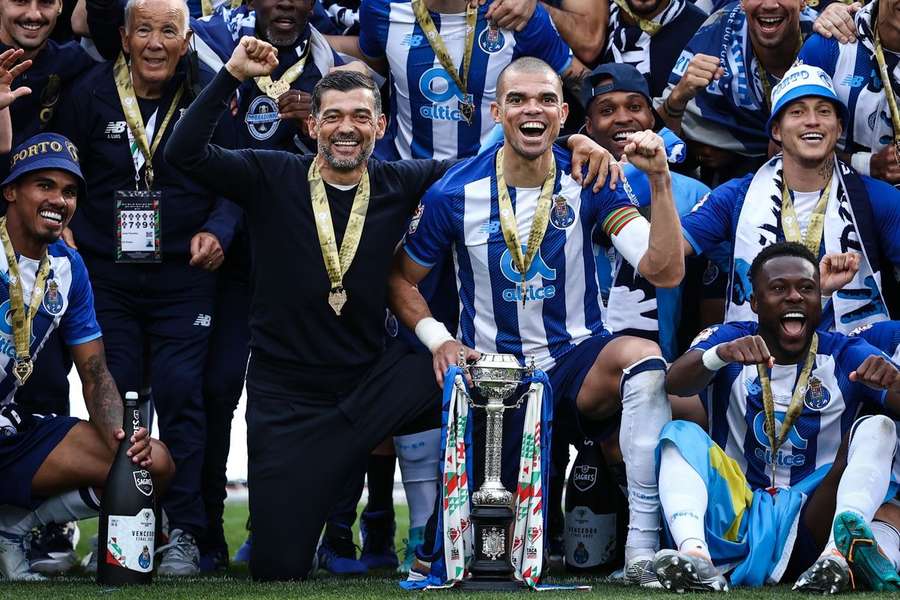 Sérgio Conceição e Pepe com a Taça de Portugal