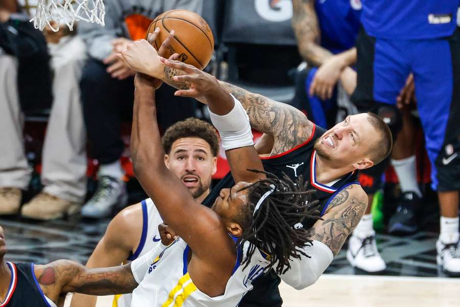NBA Round-up: Il centro dei Clippers Daniel Theis difende duramente contro l'avversario dei Warriors Kevon Looney. 