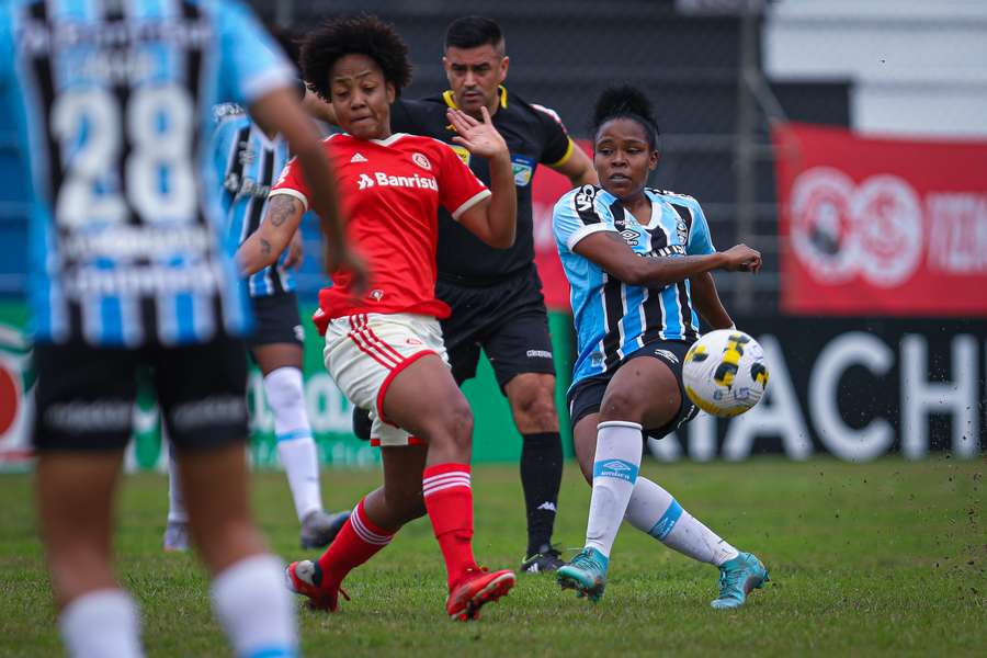 Jessica Peña vê várias vantagens em atuar no futebol brasileiro