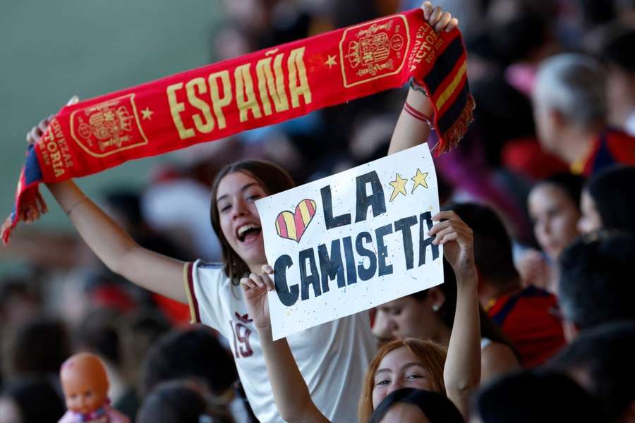 Varias aficionadas en el entrenamiento de España en Las Rozas Varias aficionadas en el entrenamiento de España en Las Rozas