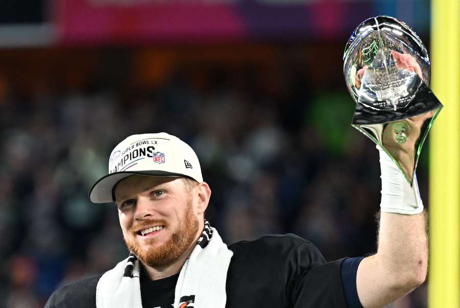 Sam Darnold, quarterback dos Seahawks, ergue o troféu Vince Lombardi
