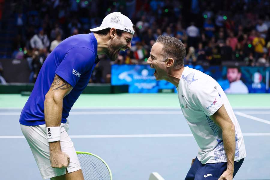 Volandri celebra una vittoria di Berrettini nella scorsa edizione della Coppa Davis