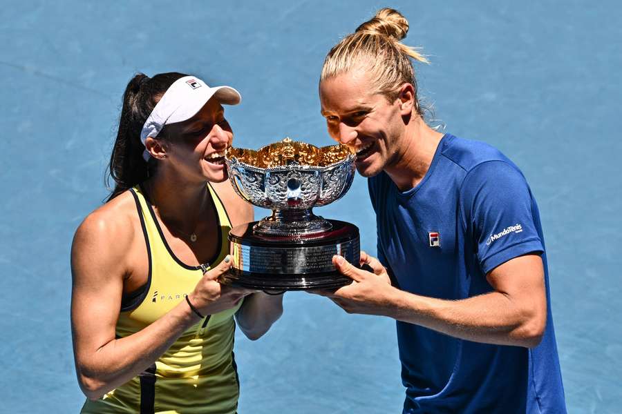 Brasileiros erguem o troféu do Grand Slam