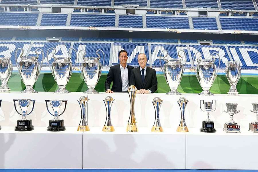 Lucas Vázquez, junto a Florentino Pérez, con todos sus títulos