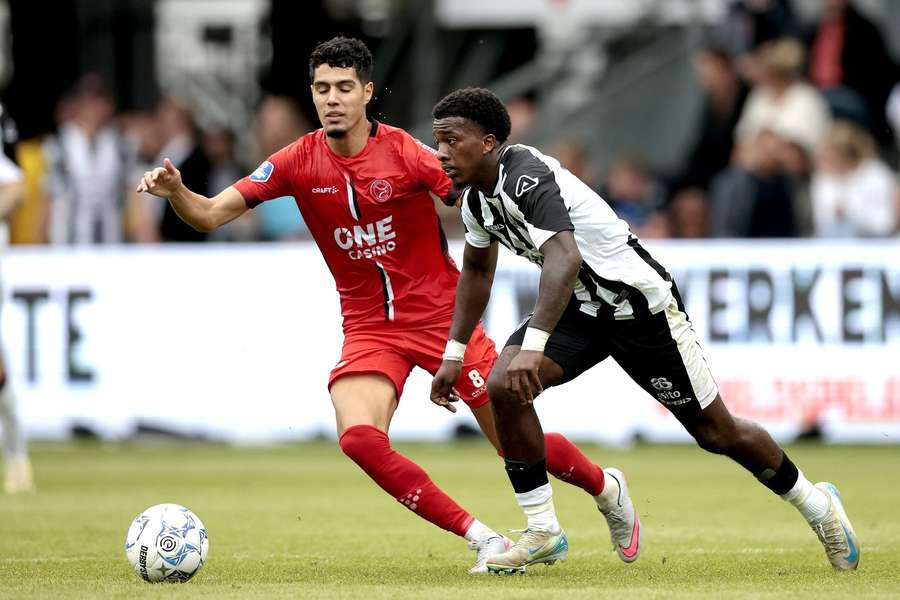 Anas Tahiri van Almere City FC met Shiloh 't Zand van Heracles