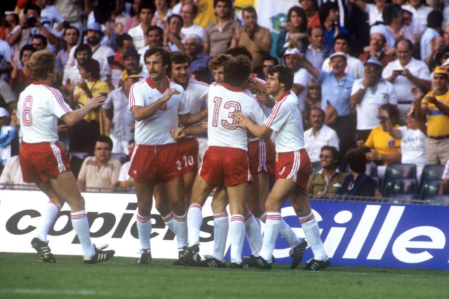 Polscy piłkarze świętują kolejną bramkę Zbigniewa Bonieka. (Od lewej do prawej) Waldemar Matysik, Janusz Kupcewicz, Stefan Majewski, Zbigniew Boniek, Andrzej Buncol i Włodzimierz Smolarek.