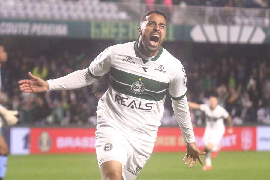 Coritiba disparou na ponta da Série B