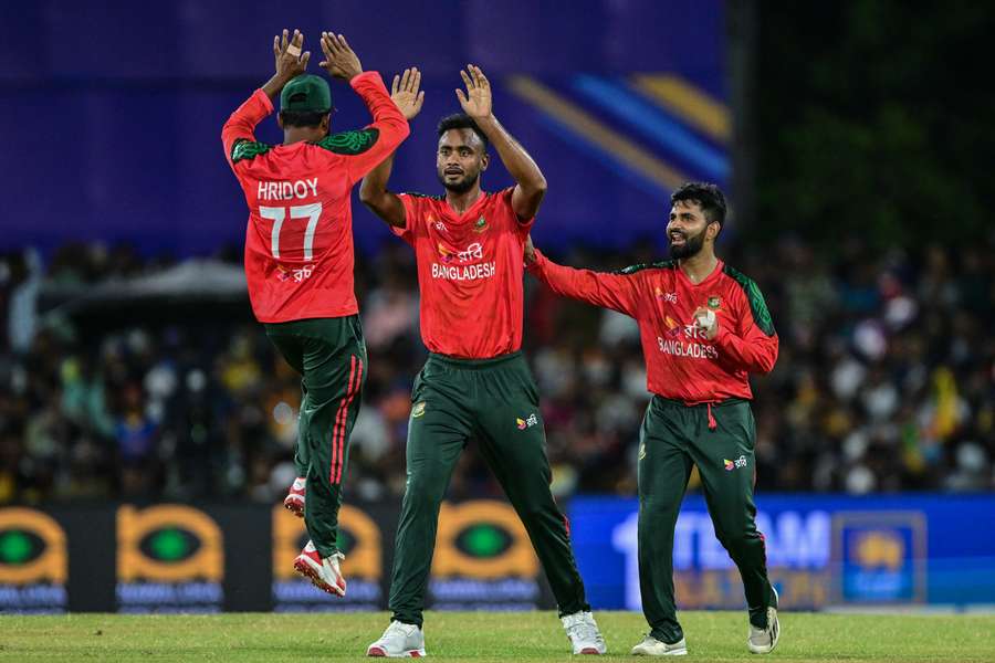 Shoriful Islam and teammates celebrate the wicket of Kusal Perera during the second T20I.