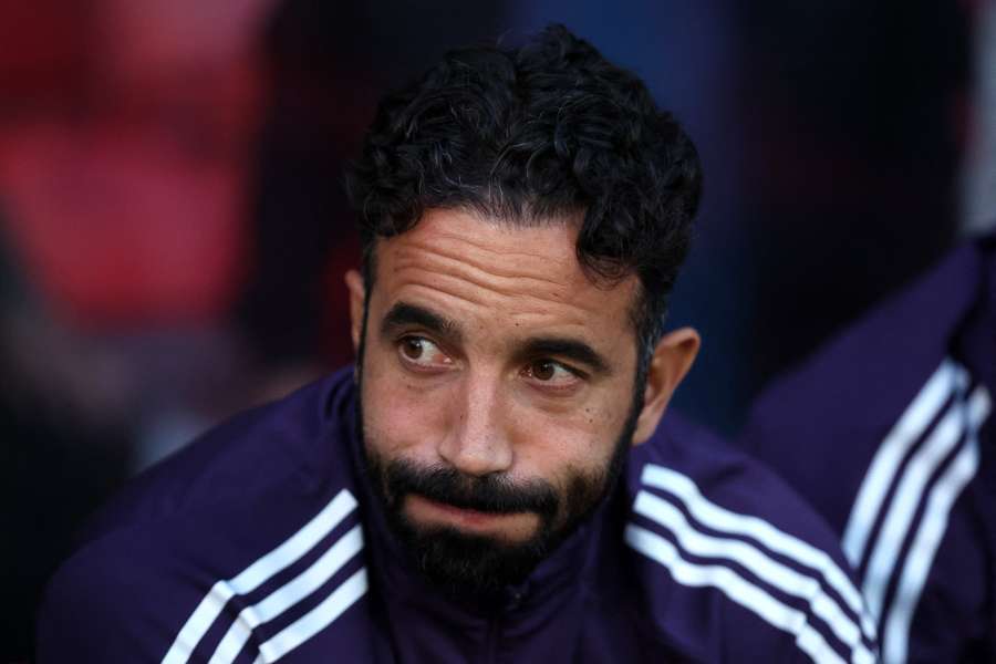 Ruben Amorim observa cómo su Manchester United cae eliminado