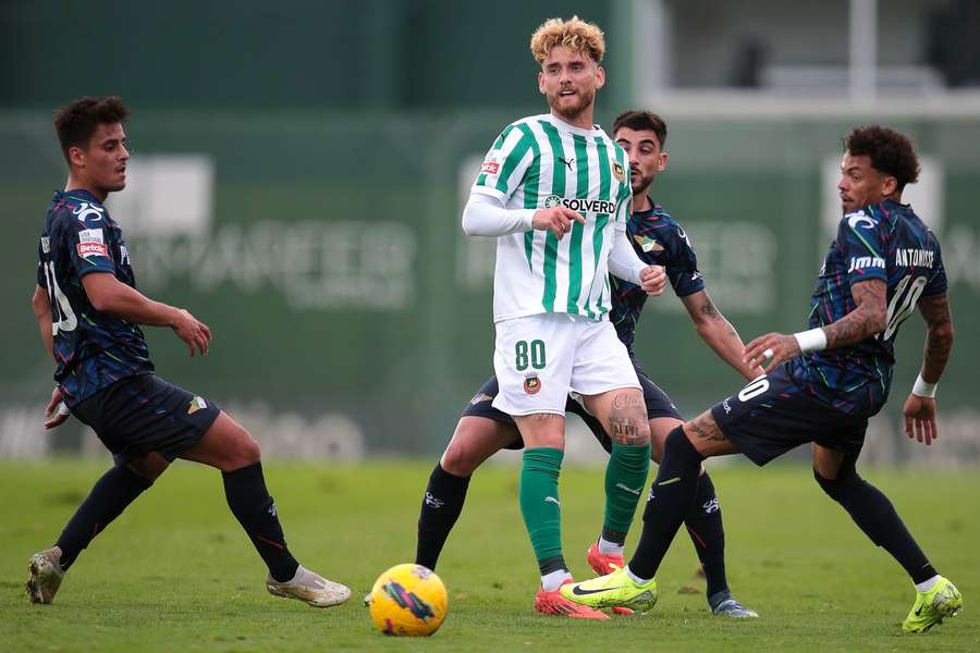 Olinho, do Rio Ave, cercado por vários jogadores do Moreirense