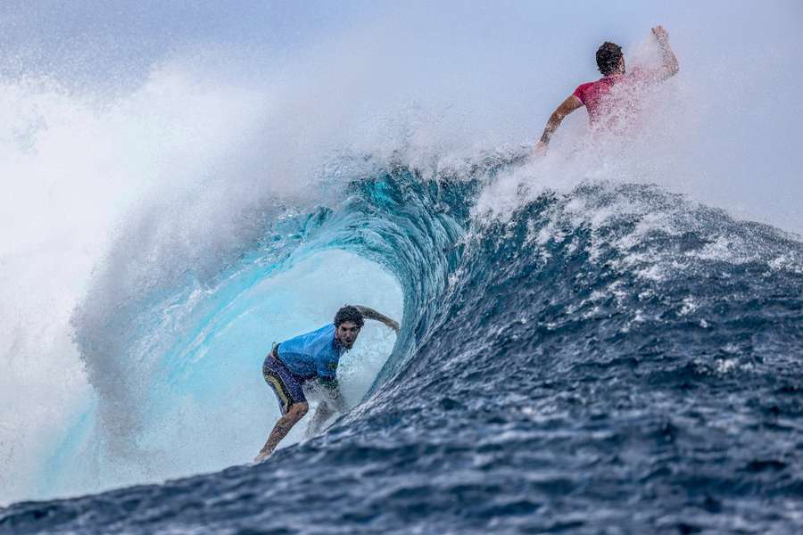 Detalhe da disputa final entre Gabriel Medina e Alonso Correa