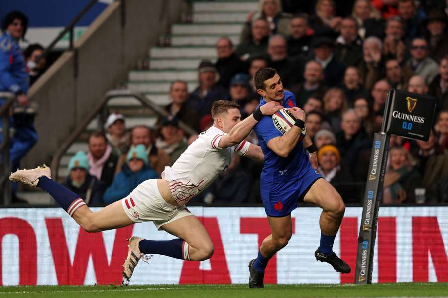 England's full-back Freddie Steward (L) cannot stop France's full-back Thomas Ramos (R) from running
