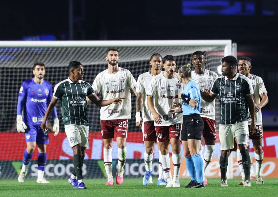 Jogadores do São Paulo pedem falta no gol de empate do Coritiba