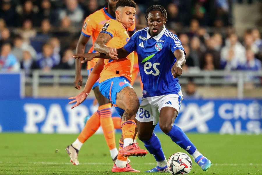Óscar Perea juega un partido ante el Marsella