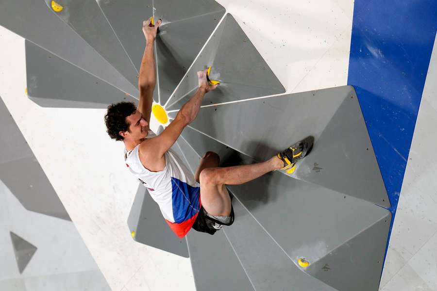 Adam Ondra bude v Paříži bojovat o medaili.