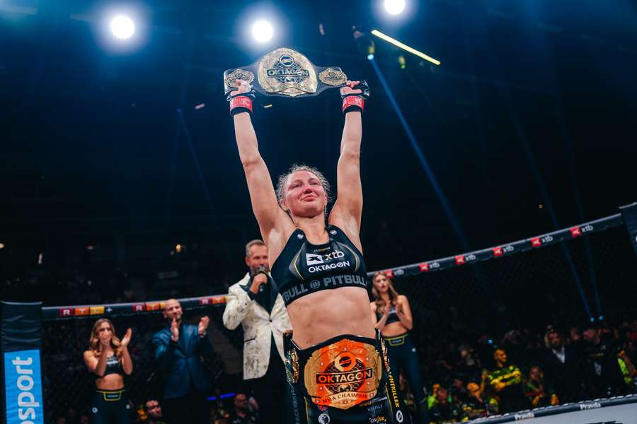 Szabová je kráľovnou mušej i bantamovej divízie OKTAGON MMA. 