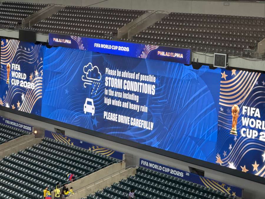 Mensagem de tempestade no telão do Lincoln Financial Field