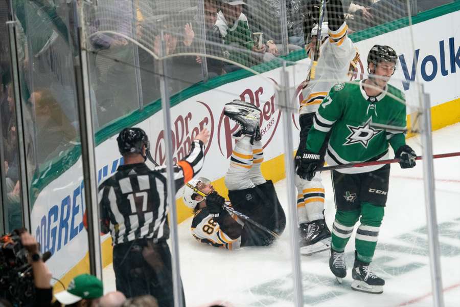 David Pastrňák rozhodl o výhře Bostonu parádní trefou z voleje.