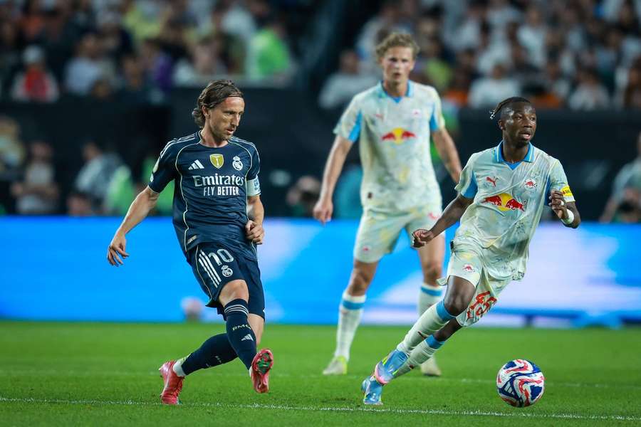 Dorgeles Nene presses Luka Modric