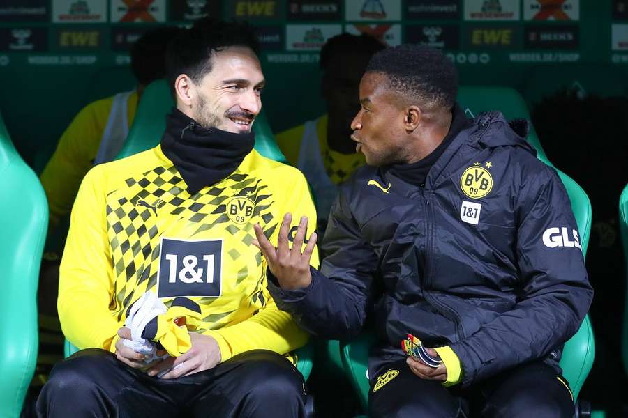 Mats Hummels (L) in gesprek met ploeggenoot Youssoufa Moukoko