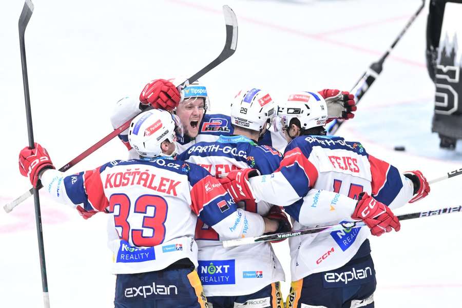 Gólová radost hráčů Pardubic v zápase na Spartě. Gólová radost hráčů Pardubic v zápase na Spartě.