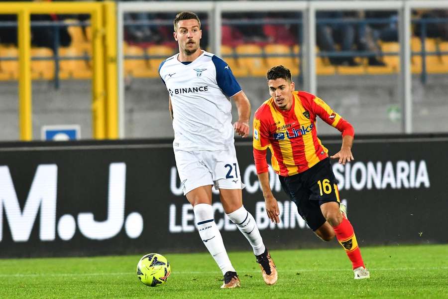 Sergej Milinkovic-Savic e Joan Gonzalez durante la gara d'andata