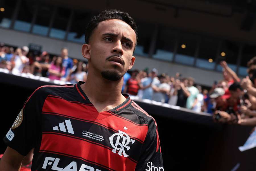 Matheus Gonçalves pode deixar o Flamengo em busca de mais minutos